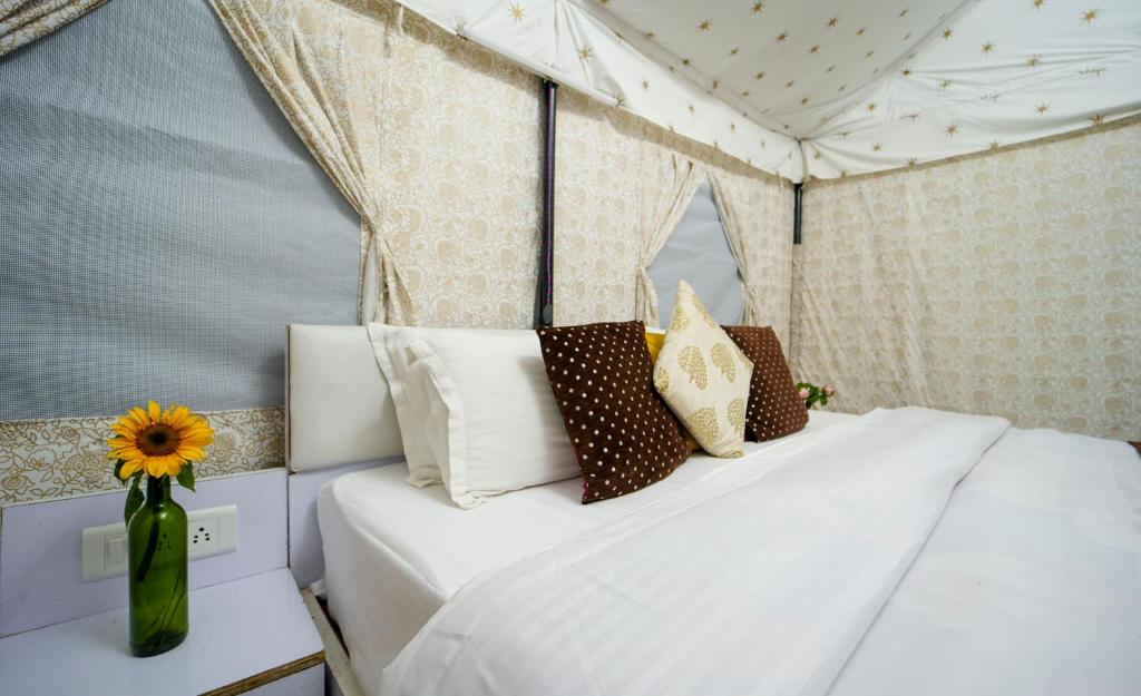 Delux Glamping Room at Skylight Retreat Chail — photo 7