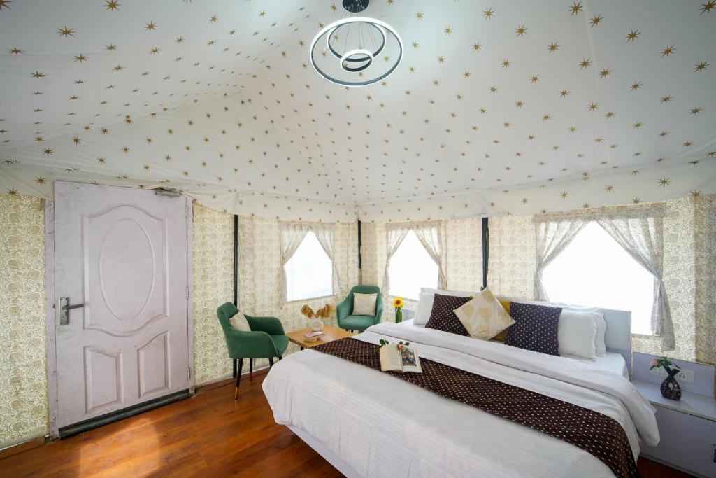 Delux Glamping Room at Skylight Retreat Chail — photo 3