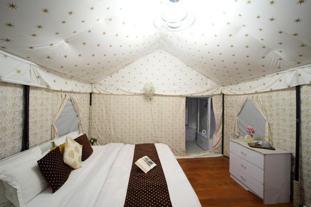 Delux Glamping Room at Skylight Retreat Chail — photo 6