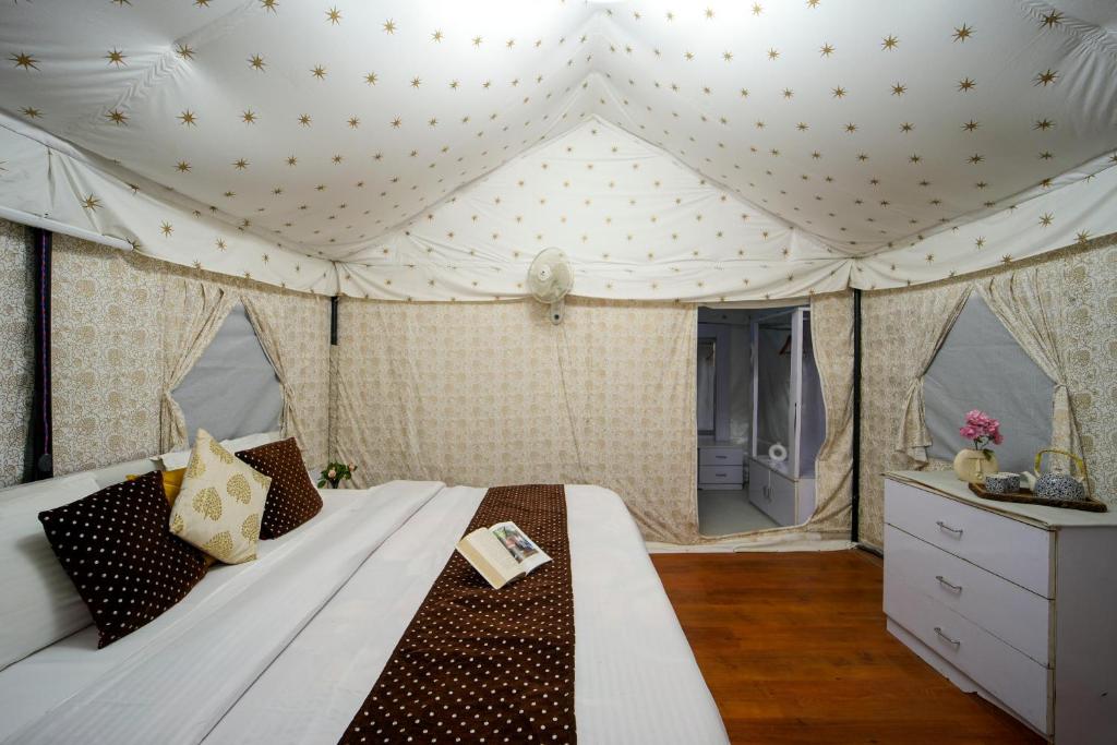 Delux Glamping Room at Skylight Retreat Chail — photo 4