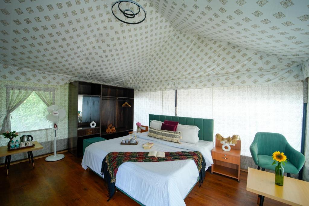Super Delux Glamping Room at Skylight Retreat Chail — photo 5