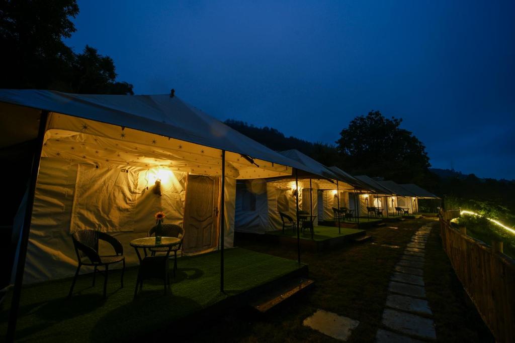 Skylight Retreat Chail exterior and glamping tents photograph 2