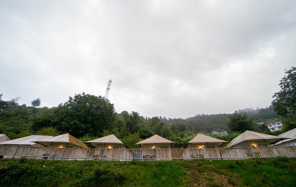 Skylight Retreat Chail exterior and glamping tents photograph 7