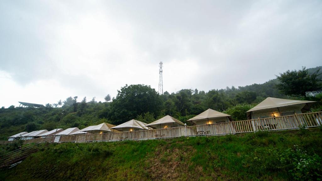 Skylight Retreat Chail exterior and glamping tents photograph 6