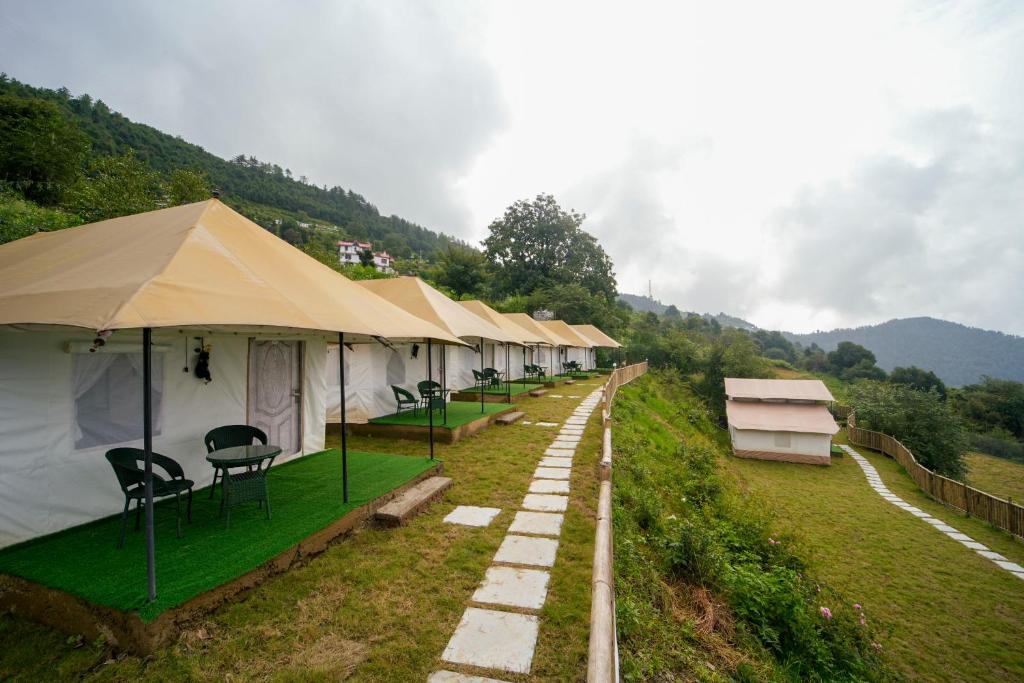 Skylight Retreat Chail exterior and glamping tents photograph 9